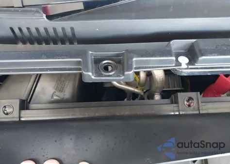 2026 Tesla Model Y Long Range Dual Motor All-Wheel Drive z USA, uszkodzony, nr VIN 7SAYGDEDXTA427709